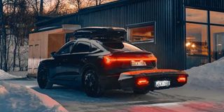 Thule Arcos Box XL trekhaak bagagebox gemonteerd op auto