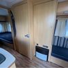 Kasten en kachel Dethleffs caravan Praktische kastruimte en ingebouwde kachel in het caravaninterieur