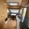 Keuken en rondzit Dethleffs caravan Interieur met complete keuken en ruime rondzit