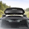 Dakkoffer Hapro Rider 6.4 antraciet vooraanzicht op auto Vooraanzicht Hapro Rider 6.4 dakkoffer antraciet gemonteerd op auto