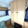 TEC 450 K1 hangkast Grote hangkast en gaskachel in de TEC 450 K1 caravan