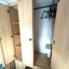 TEC 450 K1 opbergruimte Ruime hangkast en legkast in de TEC 450 K1 caravan