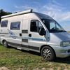 Adria Twin 2004 – buitenkant Adria Twin buscamper uit 2004, gezien vanaf de zijkant en achterzijde