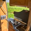 Adria Twin – keuken Keuken met gasstel, spoelbak en bovenkast in de Adria Twin