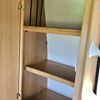 Adria Twin – opbergkast Geopende opbergkast met planken in de Adria Twin