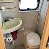 Adria Twin – toiletruimte Toiletruimte met toilet, wastafel en raam in de Adria Twin