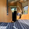 Adria Twin – slaapgedeelte-vast bed Uitzicht vanaf het bed naar de keuken en cabine van de Adria Twin