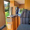 Binnenkijken in de Adria Twin Overzicht van het interieur van de Adria Twin met kast, keuken en slaapgedeelte