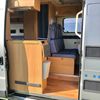 Binnenkijken in de Adria Twin Overzicht van het interieur van de Adria Twin met houten kasten