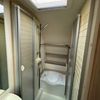 Caravan met aparte douche en toilet Ruime douche en toilet in Bürstner Averso gezinscaravan