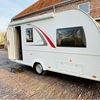 Bürstner Averso met ruime Thule luifel Bürstner Averso caravan met luifel klaar voor vakantie