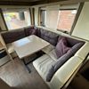 Ruime rondzit in Bürstner Averso caravan Comfortabele rondzit in de Bürstner Averso 4 persoons caravan