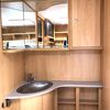 Opbergkast en spiegel in caravan badkamer