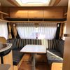 Gezellige zitgroep in caravan die om te bouwen is tot bed