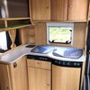 Compact keukenblok in caravan met gasfornuis en spoelbak