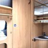 Badkamer in caravan met wastafel en opbergmogelijkheden