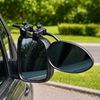 Caravanspiegels op auto Caravanspiegels gemonteerd op de buitenspiegel van een auto voor veilig rijden met een caravan.