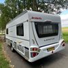 Achterkant en zijkant Dethleffs caravan gezien vanaf de achterkant en zijkant