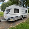Buitenkant en zijkant Buitenzijde van de nette Dethleffs caravan met enkele bedden