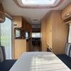 Compleet interieur Dethleffs caravan Overzicht van het verzorgde interieur met rondzit, keuken en enkele bedden