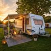 Dethleffs caravan te huur met mover en airco, buitenaanzicht op de camping