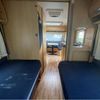 Indeling met enkele bedden Enkele bedden met doorkijk naar de rondzit in de Dethleffs caravan