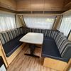 Ruime rondzit Dethleffs caravan Ruime rondzit met tafel en bovenkasten in de Dethleffs caravan