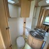 Toilet en wasruimte Badkamer met wastafel, spiegel en opbergkasten