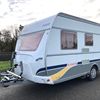 Zijkant van Dethleffs caravan met grote ramen en opbergruimte, ideaal voor vakantie
