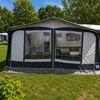 Ruime voortent Fendt Saphir caravan Grote voortent van de Fendt Saphir caravan met haringen op de camping