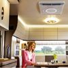 Dakairco voor camper – GREE airco in gebruik GREE dakairco gemonteerd in camper interieur met verlichting en zitgedeelte