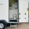 Mobiele badkamer ingang met toilet en wastafel Ingang van mobiele badkamer met toilet en wastafel op aanhanger