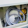 Mobiele badkamer technische ruimte en aansluitingen Technische ruimte van mobiele badkamer met slangen en aansluitingen