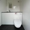 Mobiele badkamer met toilet en wastafel Complete mobiele badkamer met toilet, wastafel en spiegel