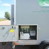Serviceluik mobiele badkamer Serviceluik aan de zijkant met pomp en aansluittechniek van de mobiele badkamer