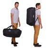 Thule GoPack duffel tas gebruik persoon met thule duffel tas en rugtas tijdens reis