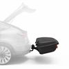 Bagagebox gemonteerd op trekhaak achter een auto, met transparante auto weergave