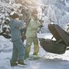Trekhaakkoffer ideaal voor wintersport Trekhaakkoffer achter op auto tijdens wintersport met ski-uitrusting