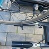Wielbevestiging Twinny Load E-Carrier Fietswiel met spanband bevestigd op de Twinny Load fietsendrager