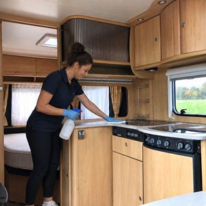 Eindschoonmaak caravan binnen en buiten | Campin Professionele eindschoonmaak van een caravan aan de binnenzijde door Campin.