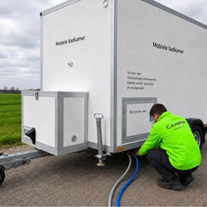installatie mobiele badkamer Professionele installatie van de mobiele badkamer