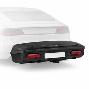 Zwarte Thule trekhaakkoffer gemonteerd achter op een grijze auto, ideaal voor extra bagageruimte