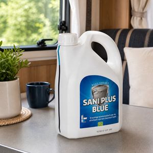 Toiletvloeistof caravan Sani Plus Blue 2 liter Toiletvloeistof voor caravan op tafel in caravan interieur (Sani Plus Blue 2 liter)