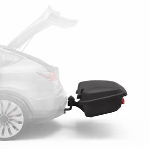 Bagagebox gemonteerd op trekhaak achter een auto, met transparante auto weergave