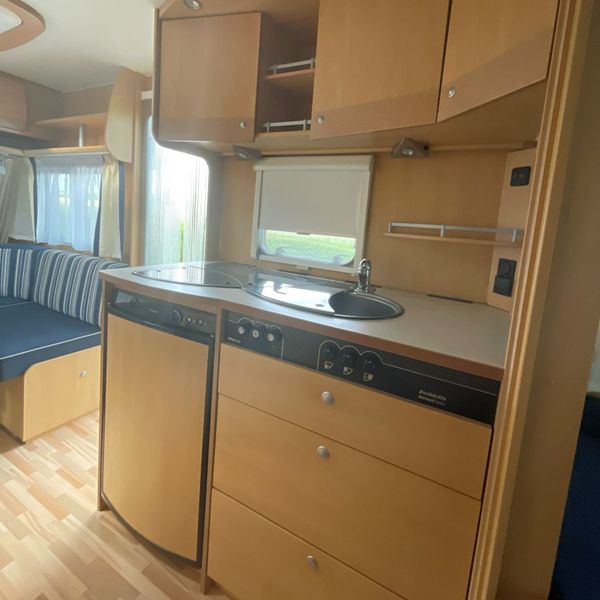 Complete keuken Dethleffs caravan Complete caravankeuken met koelkast, kookplaat, spoelbak en kastruimte