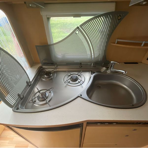 Kookplaat en spoelbak Driepits gasfornuis en spoelbak in de Dethleffs caravan