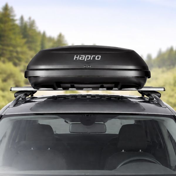 Dakkoffer Hapro Rider 6.4 antraciet vooraanzicht op auto Vooraanzicht Hapro Rider 6.4 dakkoffer antraciet gemonteerd op auto