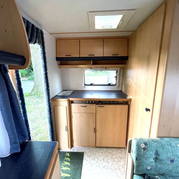 TEC 450 K1 keuken Keuken met koelkast en opbergruimte in de TEC 450 K1 caravan
