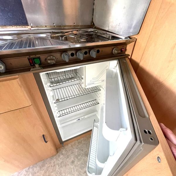 TEC 450 K1 koelkast Koelkast met vriesvak in de TEC 450 K1 caravan