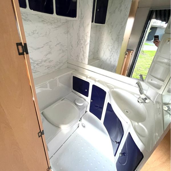 TEC 450 K1 toilet en wasruimte Cassettetoilet en wasruimte in de TEC 450 K1 caravan